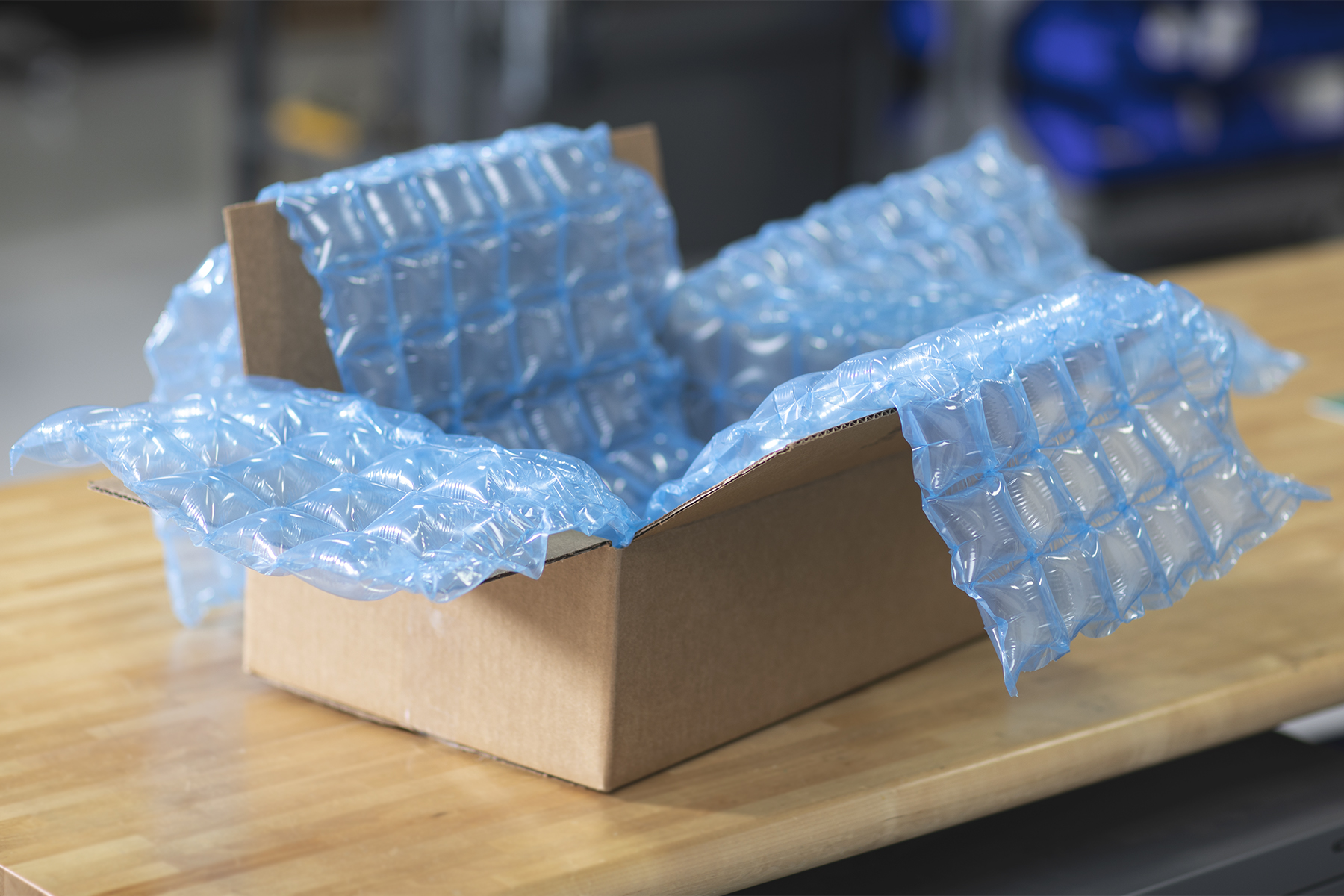Plastic packages. Защитная упаковка. Упаковка для хрупких изделий. Компьютер в пузырчатой упаковке. Protective Packaging.